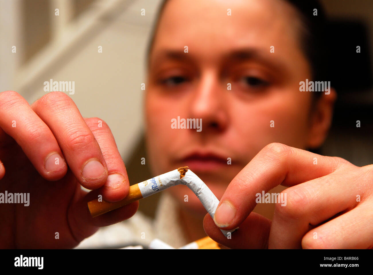 snap cigarette Snap cigarette hi-res stock photography and images