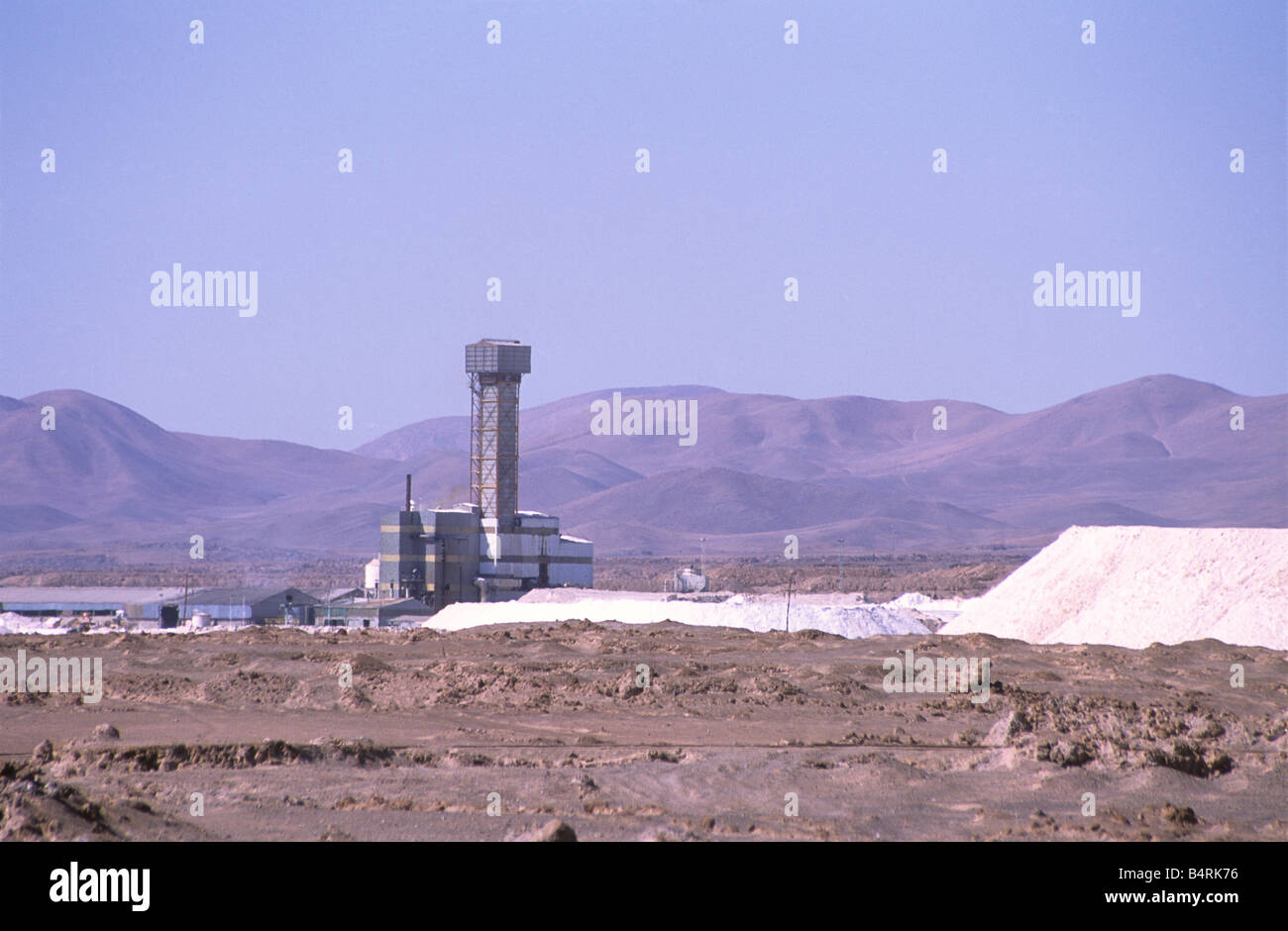 Modern nitrate processing plant near Santa Laura historic mining site, near Pozo Almonte, Region I, Chile Stock Photo