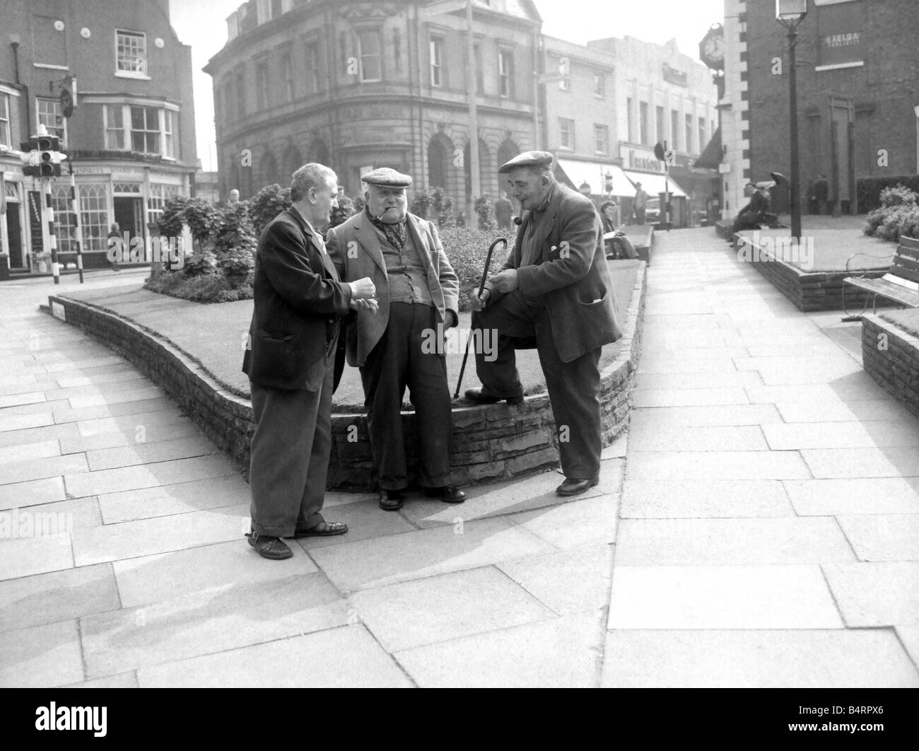 Three old men putting the world to right in the town centre of Stourbridge 1958 Stock Photo
