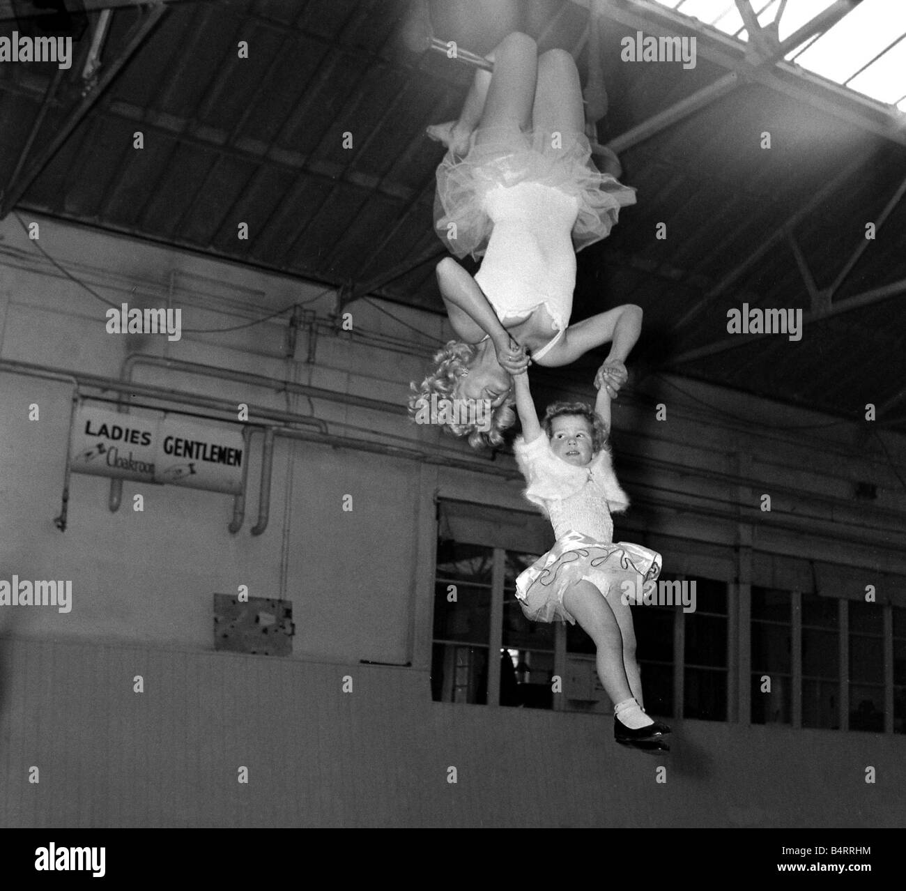 Trapeze artists swinging Black and White Stock Photos & Images Alamy