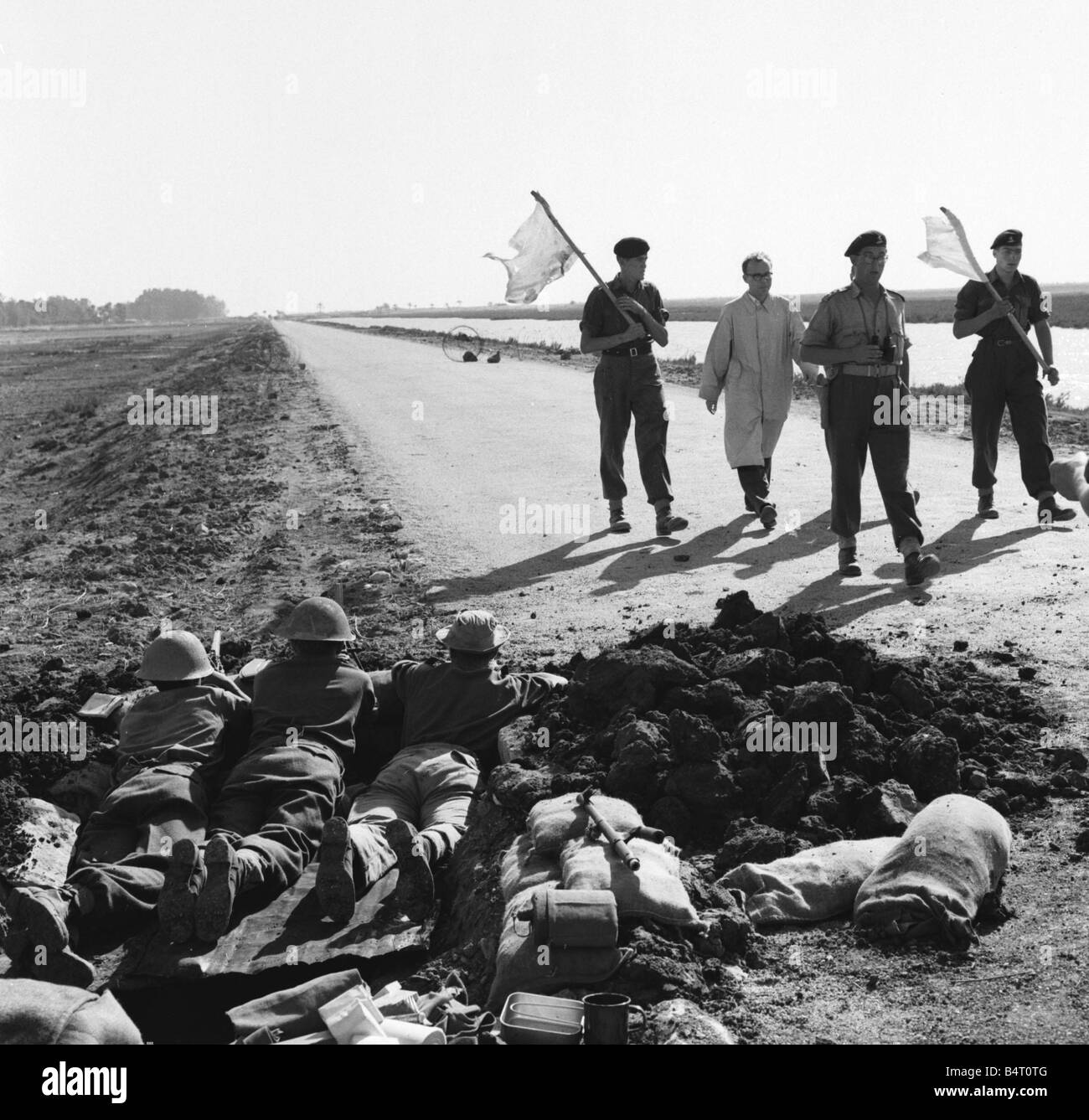Suez Crisis 1956 A British delegation returns from the Egyptian front line after talks about the removal of the bodies of two correspondents who were shot Stock Photo