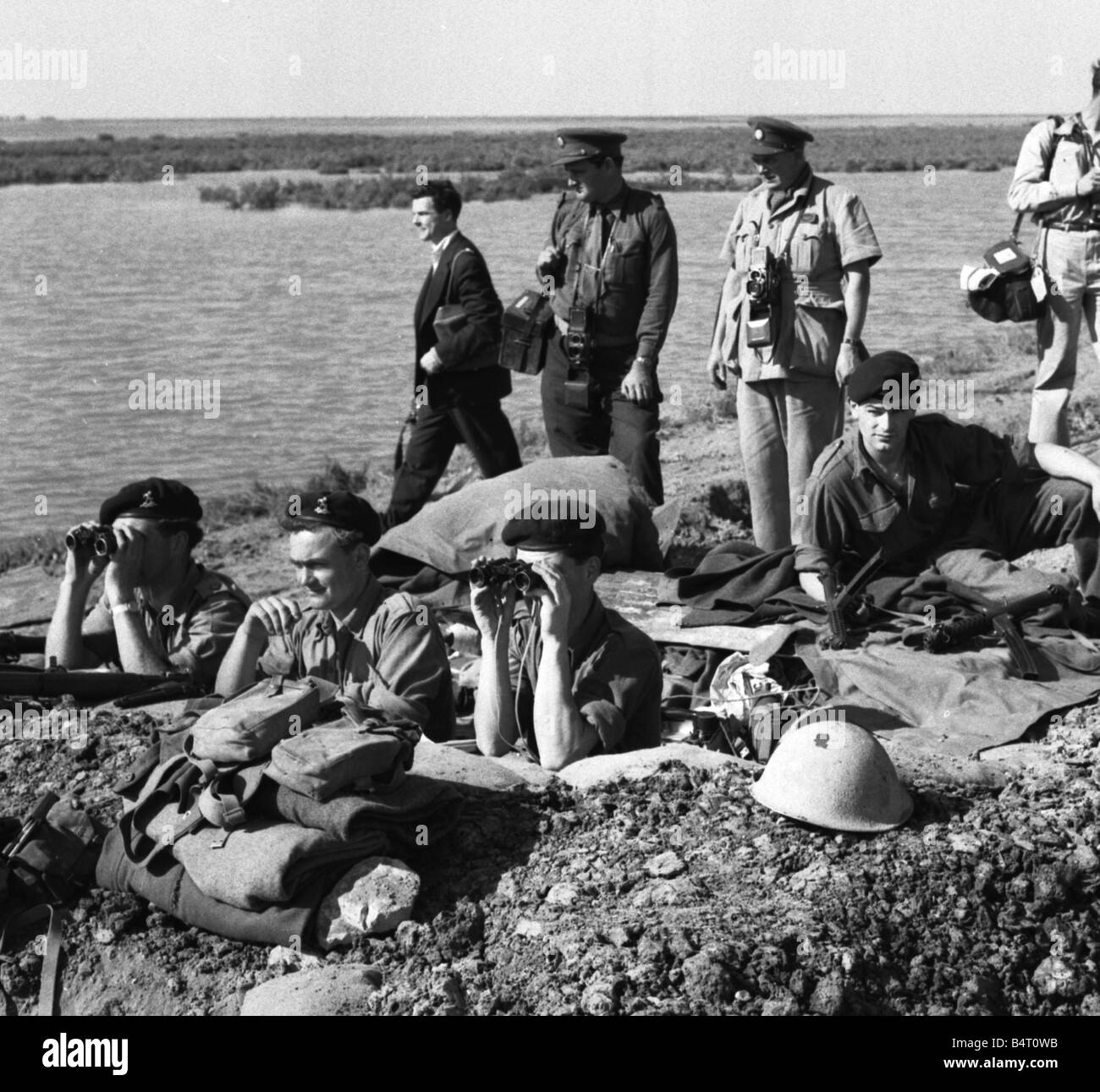 Suez Crisis 1956 British soldiers on the front line keep an eye on the Egyptian positions Stock Photo