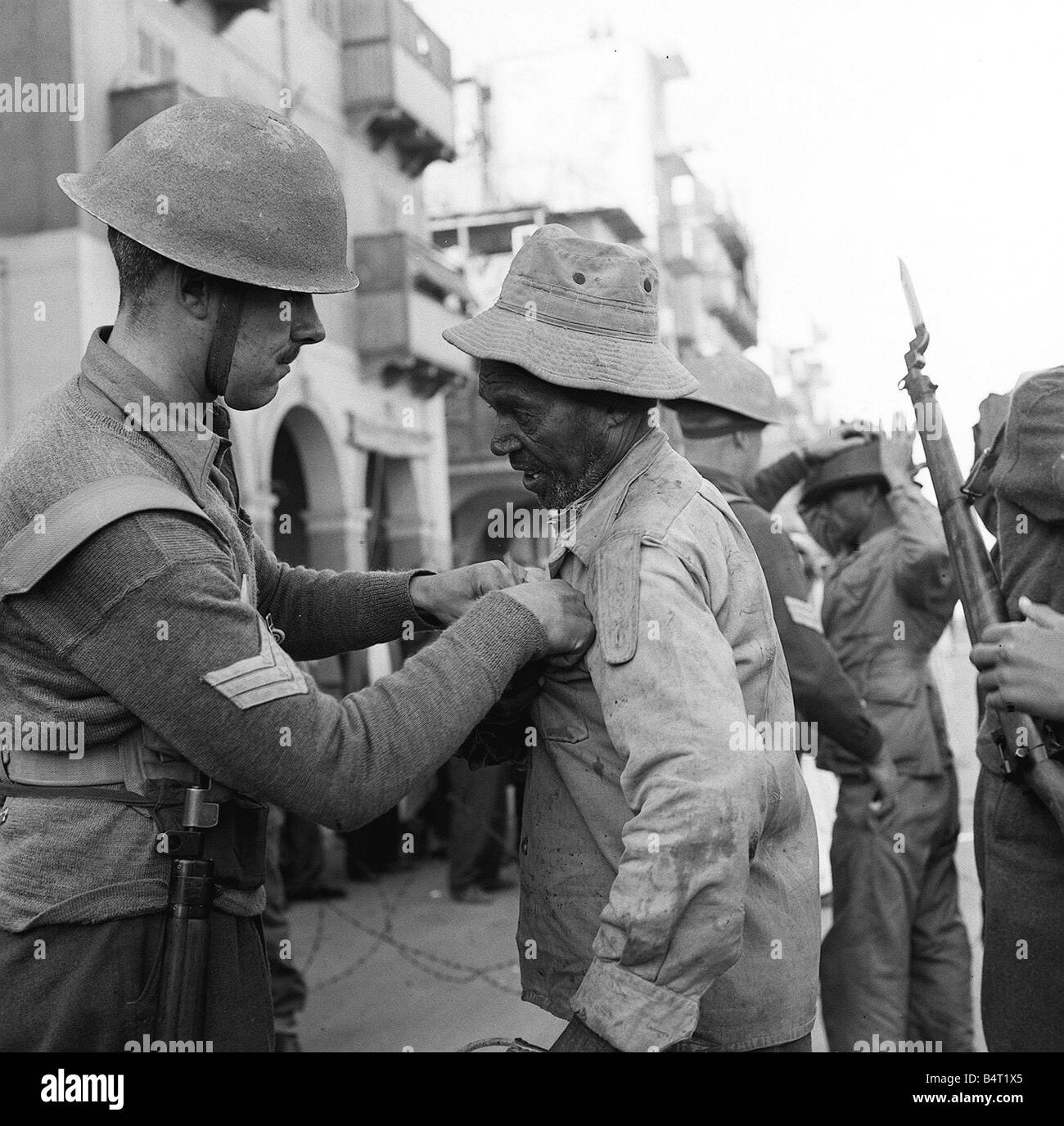 Suez Crisis 1956 Troops assisted by CID officers from Cyprus search Arab Town district of Port Said for the kidnappers of Lieutenent Moorhouse Stock Photo