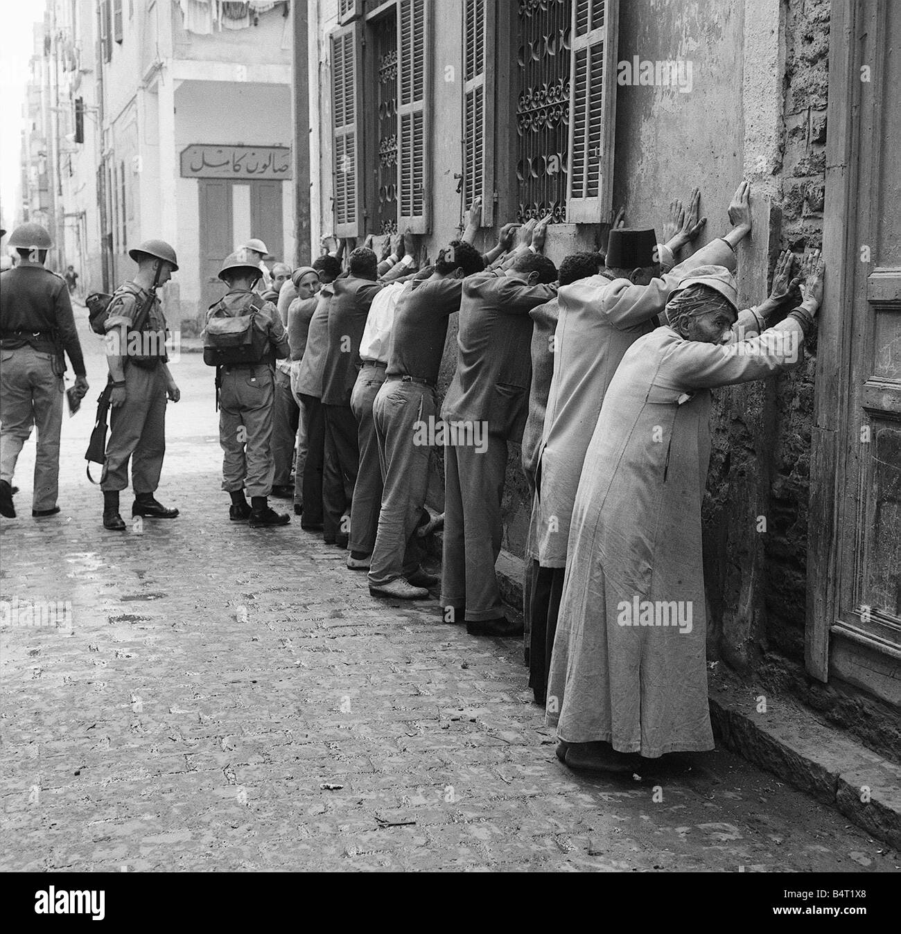 Suez Crisis 1956 Troops assisted by CID officers from Cyprus search Arab Town district of Port Said for the kidnappers of Lieutenant Moorhouse Stock Photo