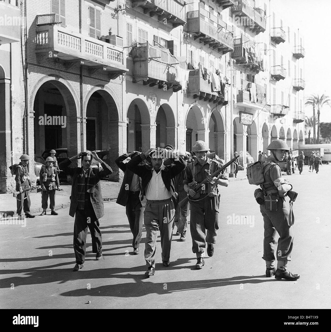 Suez Crisis 1956 Troops assisted by CID officers from Cyprus search Arab Town district of Port Said for the kidnappers of Lieutenant Moorhouse Stock Photo