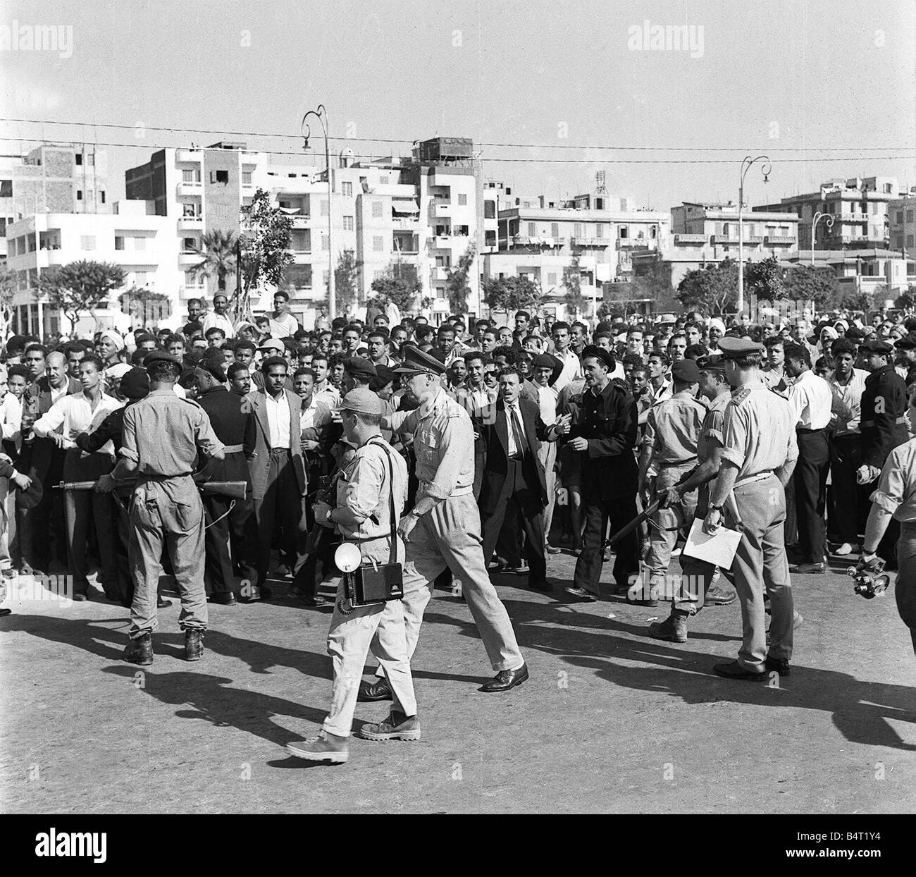 Suez Crisis 1956 Demonstrations and riots as United Nations forces enter Port Said General Stockwell walking as paratroopers keep the crowds back Stock Photo