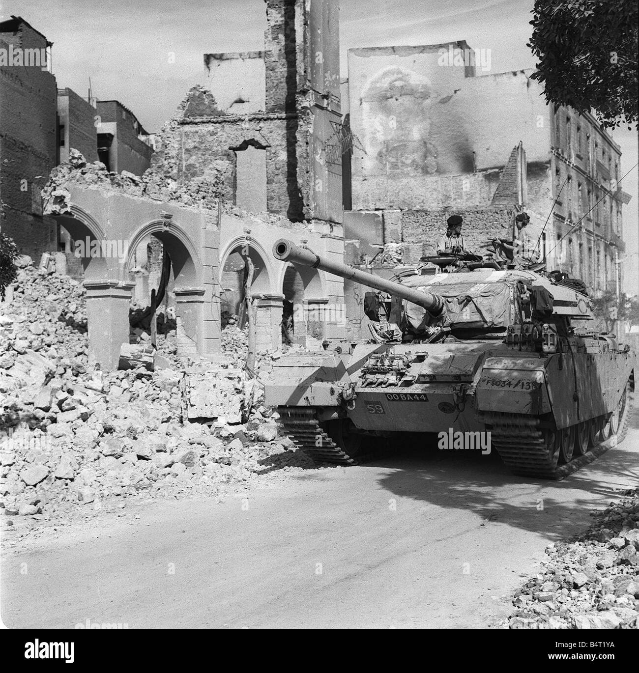 صور نادرة ، من بورسعيد بعد ألغزو ألإنجليزي 1956 للمدينة ، تعطي فكرة عن كيف كنا  نعيش تحت ألتهديد ألعسكري أليومي Suez-crisis-1956-a-centurion-tank-lends-support-to-commando-troops-B4T1YA