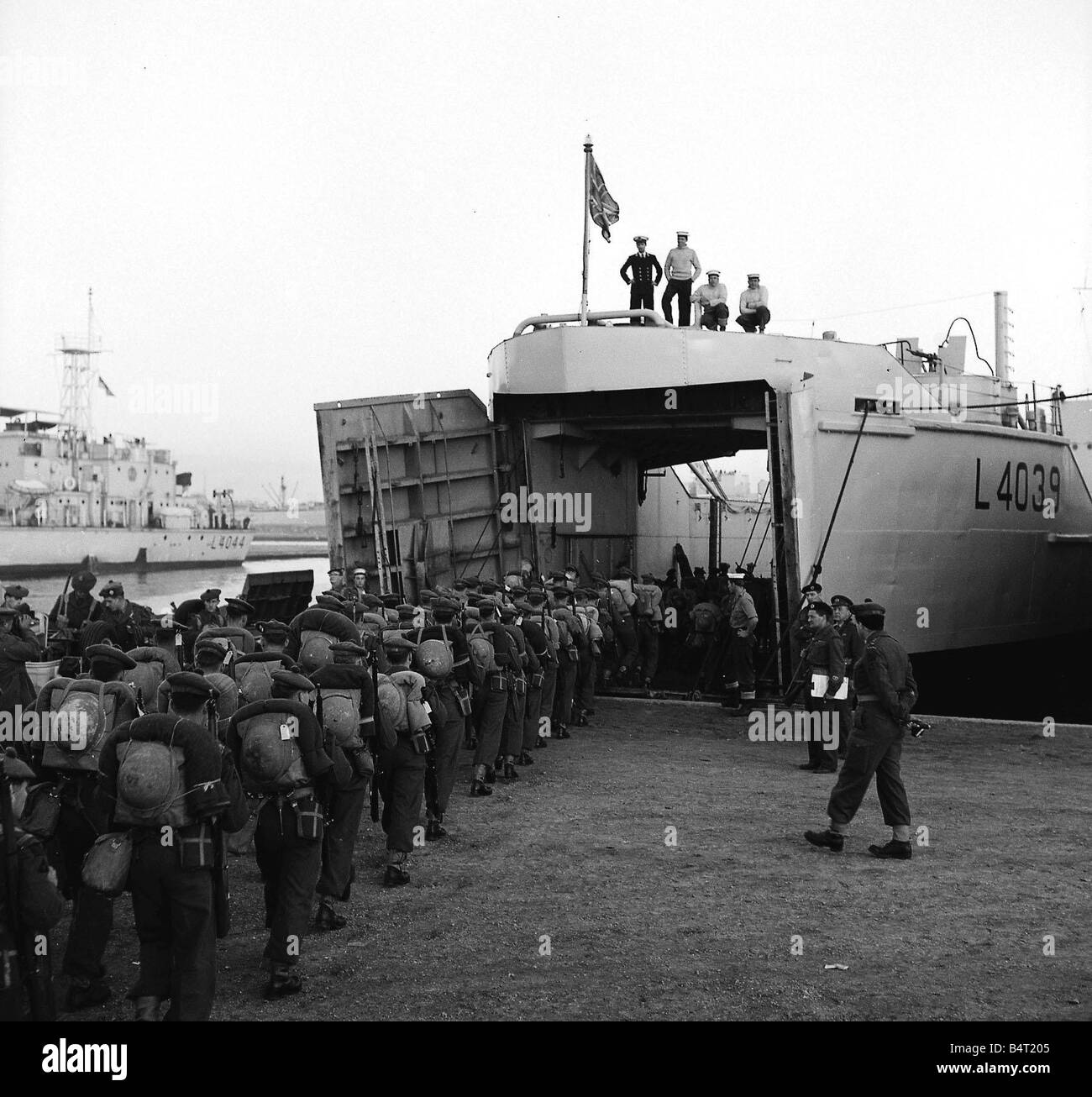 Suez Crisis 1956 The last troops to leave Port Said at Dusk were the 1st Battalion The Royal Scots led by their piper Stock Photo