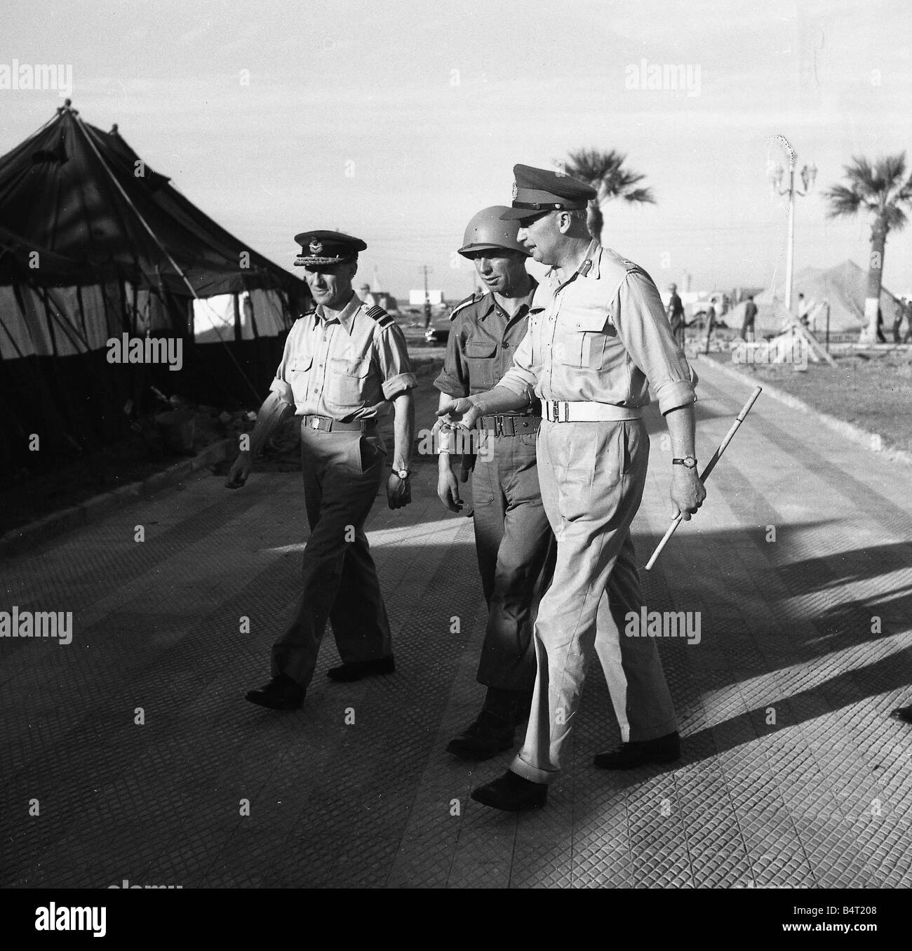 Suez Crisis 1956 General Sir Hugh Stockwell chats to members of the United Nations force Stock Photo