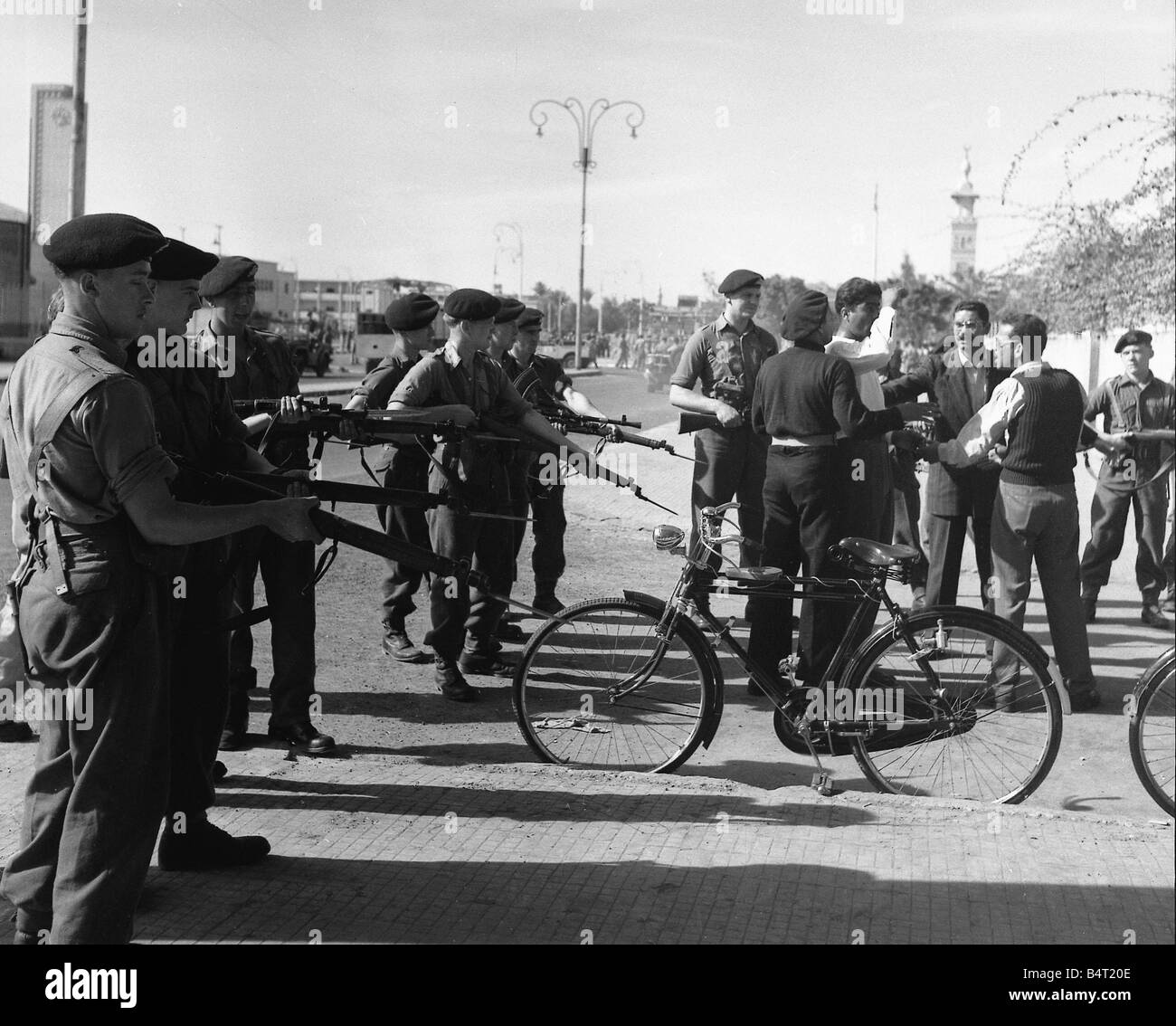 الجنرال ستوكويل يصدر اوامرة بمنع استعمال الدراجات في بورسعيد  والقاء القبض علي كل من يستعمل دراجة Suez-crisis-1956-british-soldiers-keep-rotesting-egyptians-back-as-B4T20E