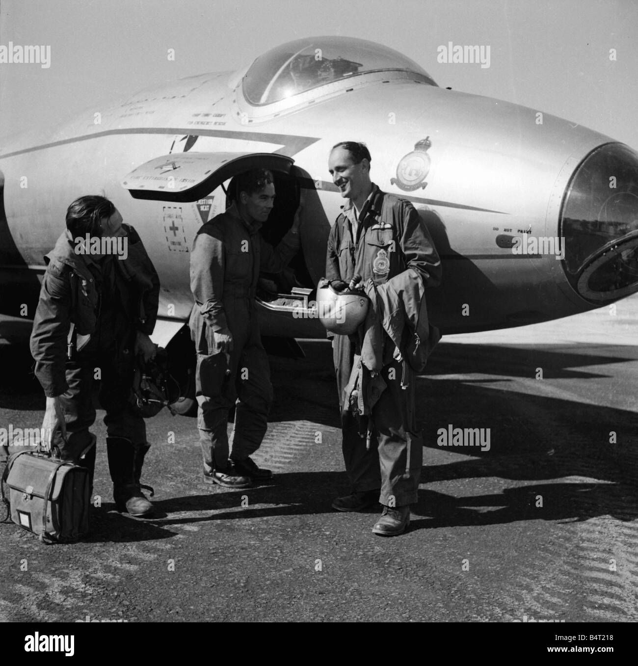 Suez Crisis 1956 The crew of a Canberra bomber relax after returning to their base in Cyprus after a raid over Egypt Stock Photo