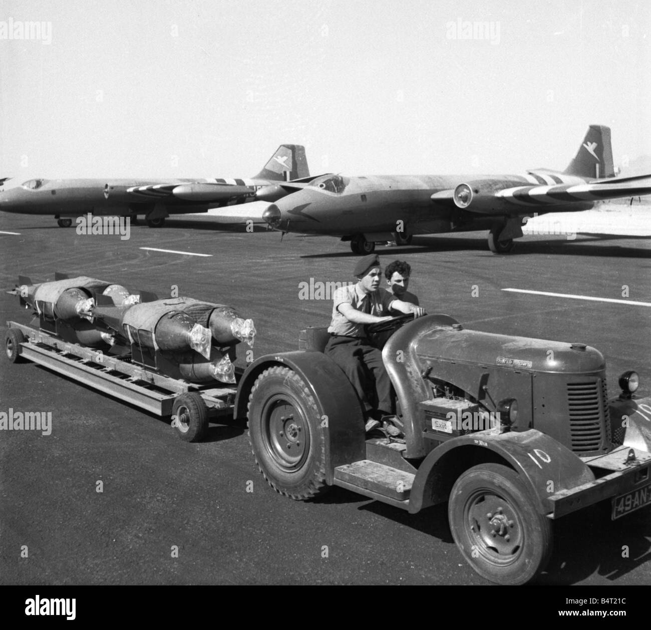 Suez Crisis 1956 RAF ground crew loading bombs onto Canberras on an airfield in Cyprus Stock Photo