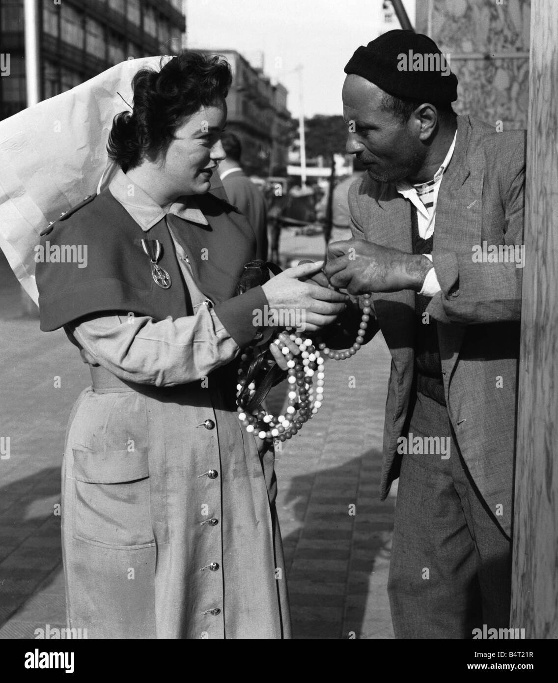 Suez Crisis 1956 British Army nurse Rita Kelly of Dublin haggles with a trader in Port Said s main street Stock Photo