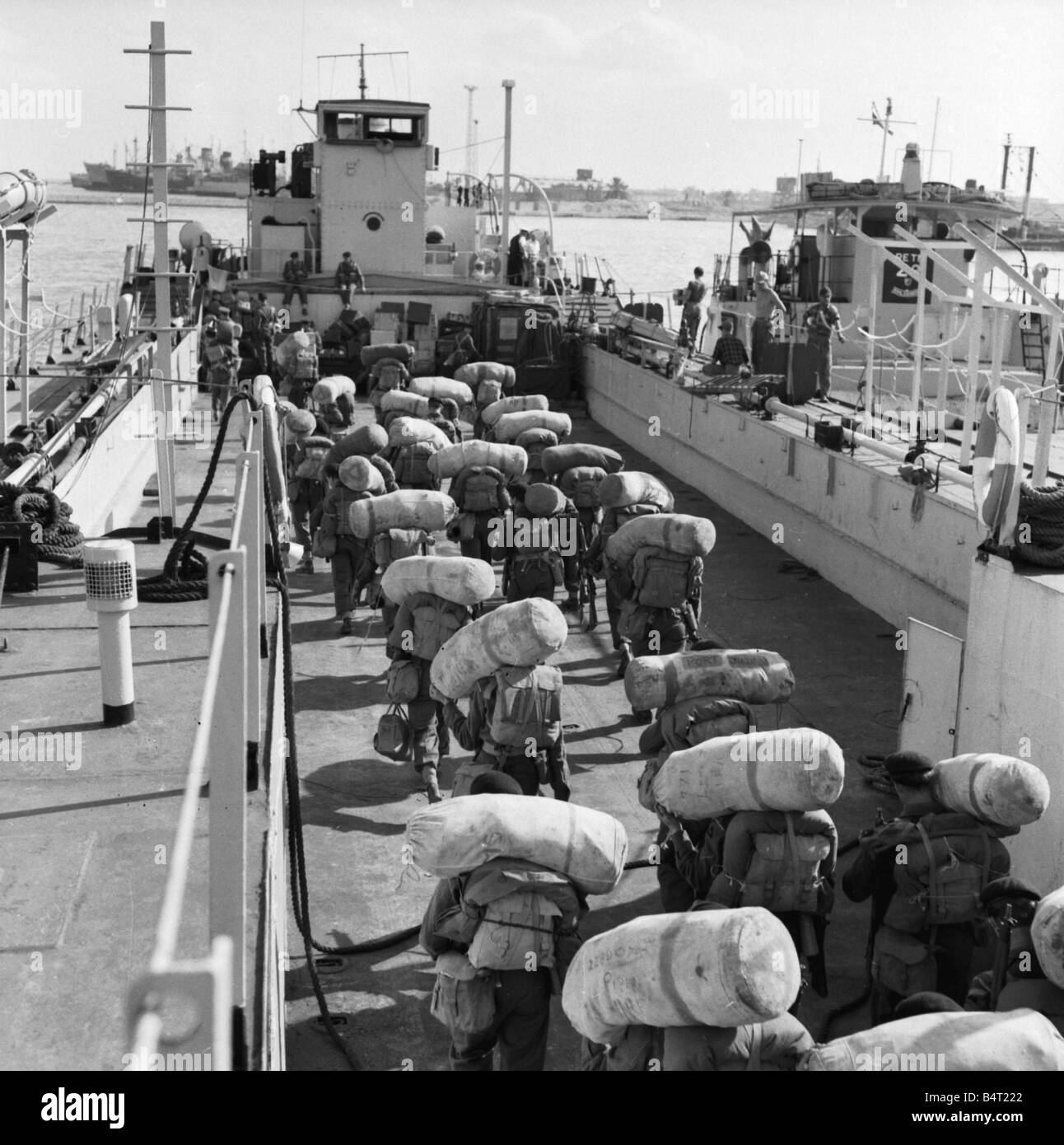 Suez Crisis 1956 850 soldiers of the 1st Bt Royal Fussiliers preparing to embark on the troop ship Dilwara which took 2000 British troops out of Egypt Stock Photo