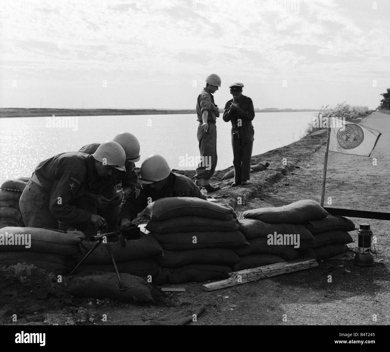 Suez Crisis 1956 Danish UNO troops on the Suez canal set up a machine gun emplacement between the British and Egyptian front line The gun is pointing in the direction of the British Stock Photo