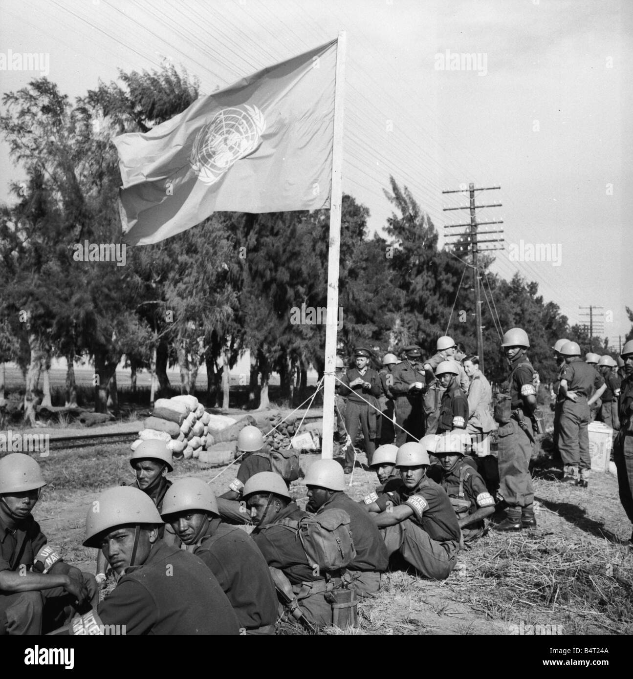 Suez Crisis 1956 Indian paratroops of the Kumoan Rifles arrive at El Cap as part of the UNO peacekeeping force Stock Photo