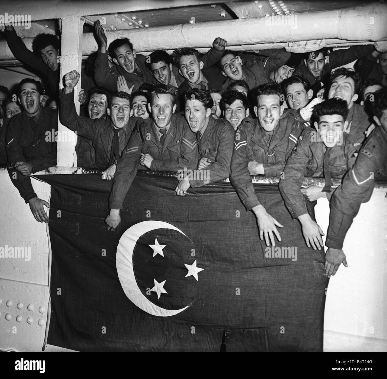 Suez Crisis 1956 Men of the first Battalion Argyle and Sutherland Highlanders display a captued Egyptian flag as they arrive back in Southampton on the troophip Asturias from Port Said Stock Photo