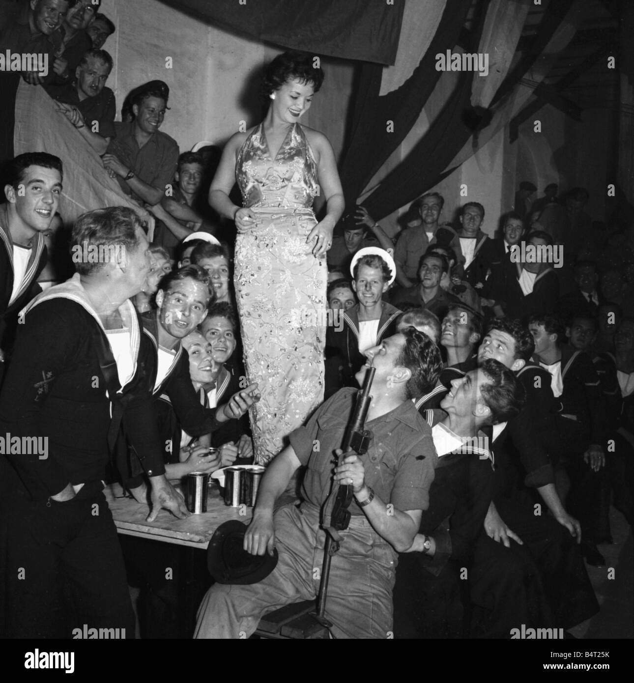 Suez Crisis 1956 Lita Rosa entertains men of No 2 Corp Defence Platoon and some sailors Stock Photo