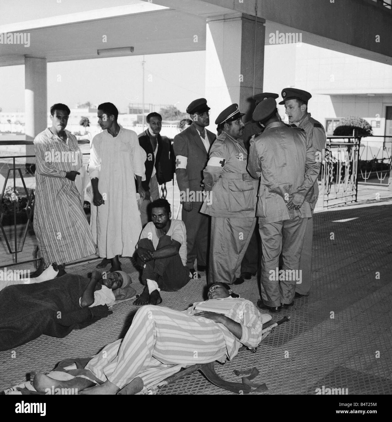 Suez Crisis 1956 Wounded Egyptian prisoners wait to be repatriated to Cairo by train as RAMC officers and their Egyptian counterparts discuss the handover Stock Photo
