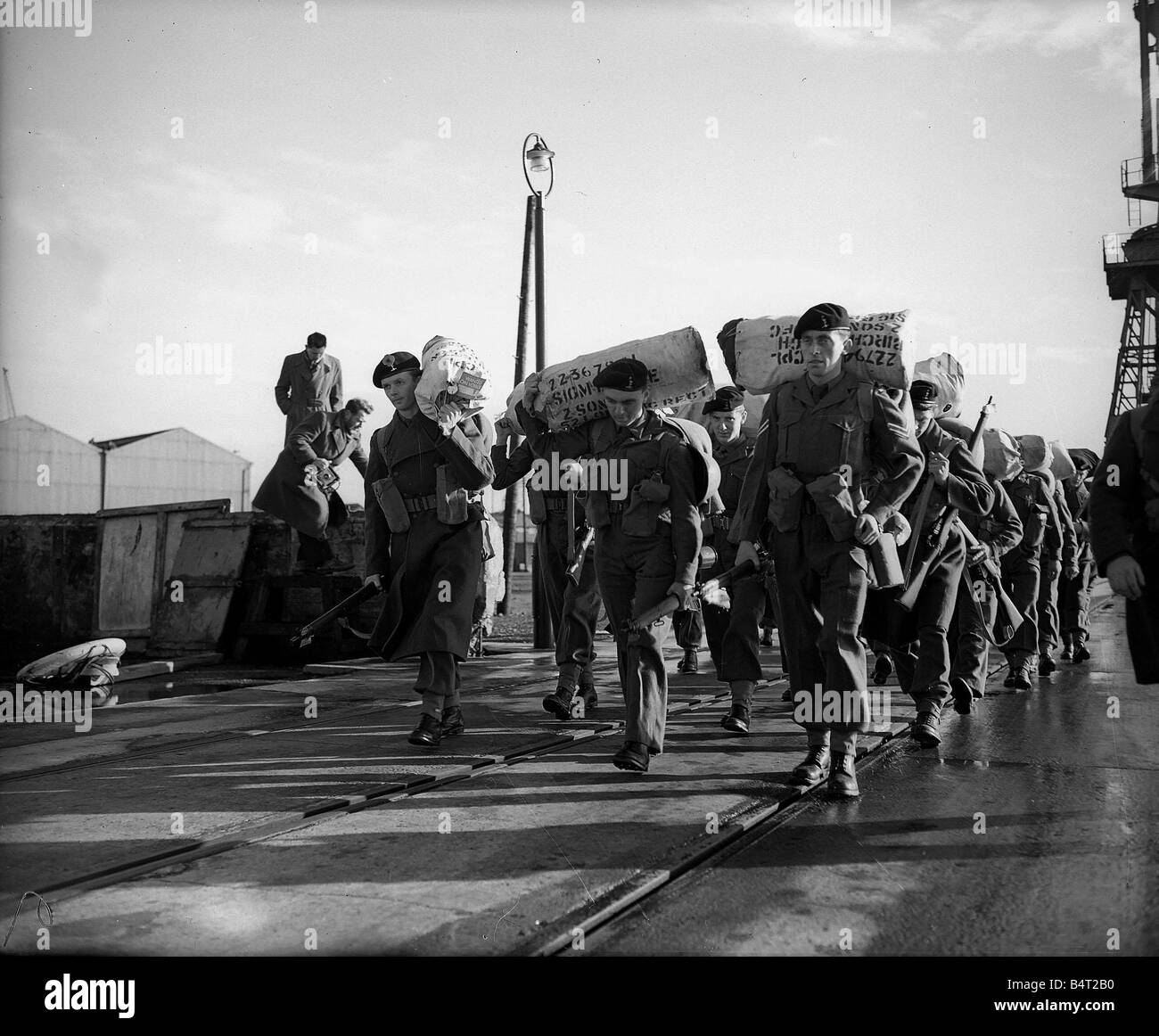 Suez Crisis 1956 Troops walking along quay after having disembarked from Empire Orwell Stock Photo