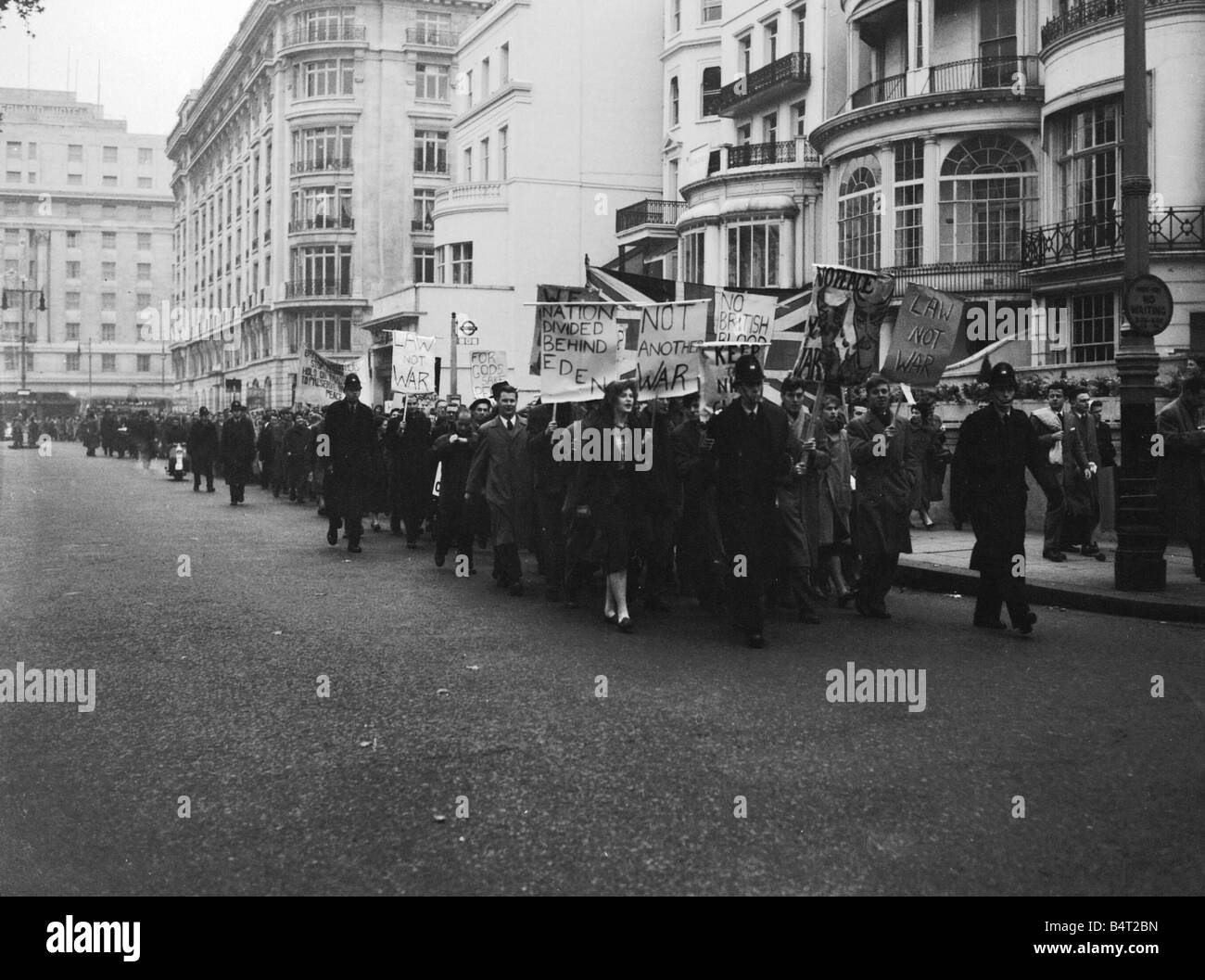 Suez Crisis 1956 Escourted by police protestors march to an anti war rally in Trafalger Square 1956 November 1956 Stock Photo