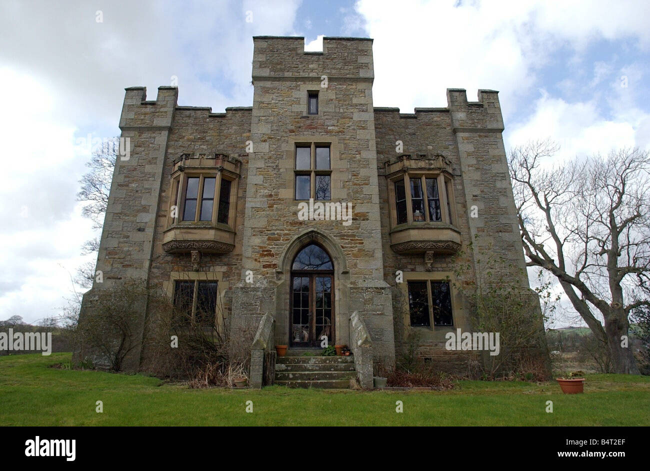 Замок с привидениями во франции люси. Замки с призраками в Англии. Замок Беллистер. Заброшенный замок в Англии с призраком. Замок с привидениями (1897).