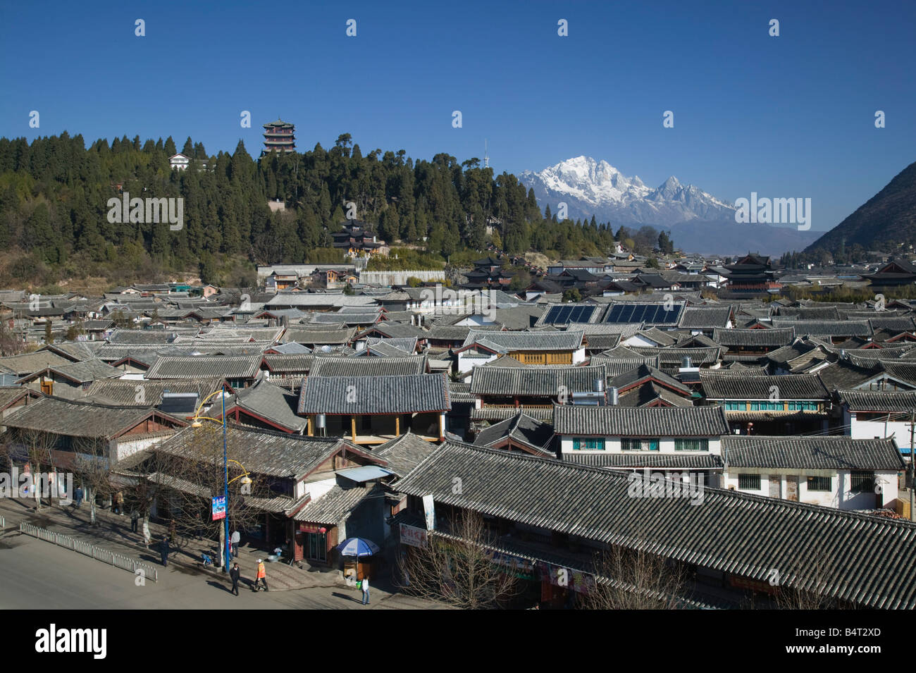 China yunnan province lijiang old hi-res stock photography and images ...
