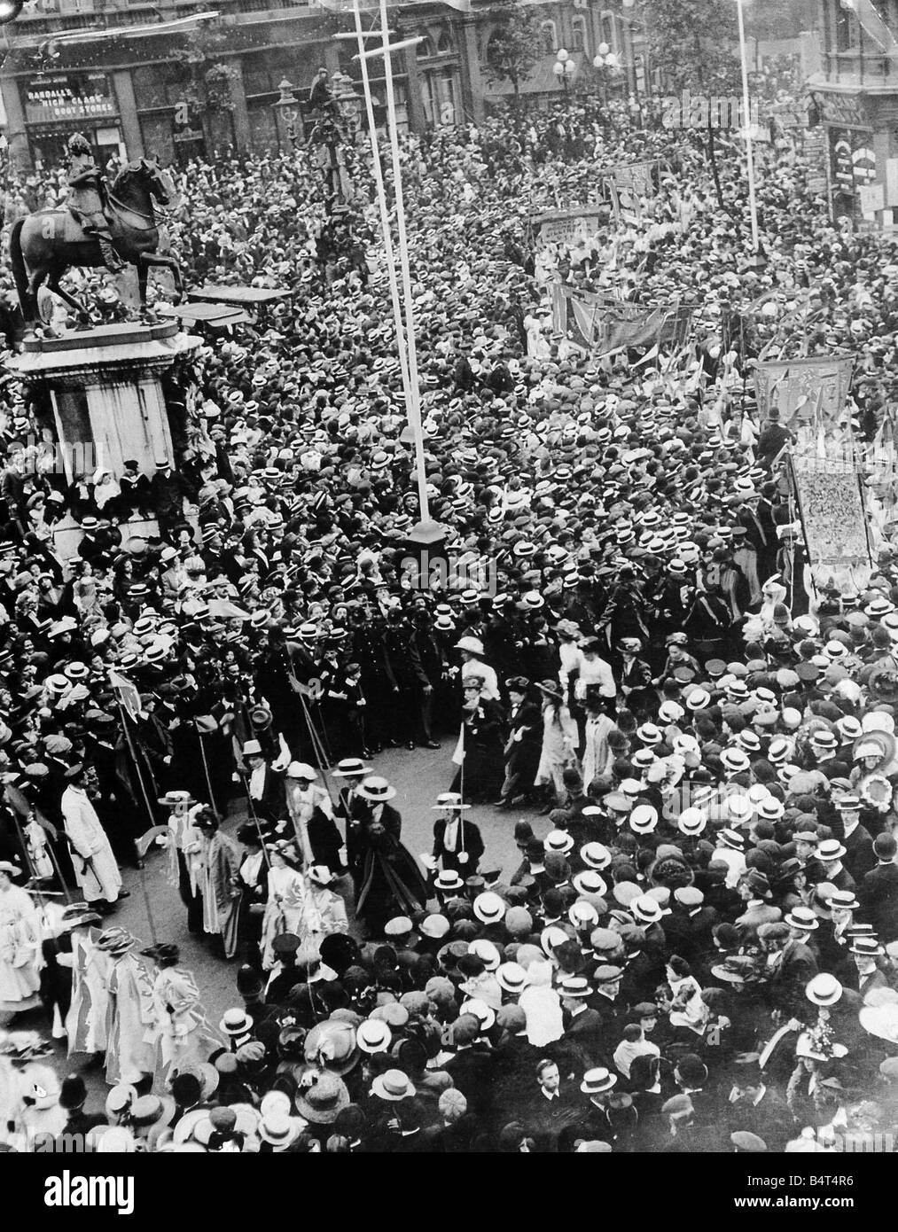 Suffragettes June 1911 40 000 strong in a Procession seven miles long march from the Embankment to the Albert Hall London The procession passing through Trafalgar Sqaure where an imense crowd had gathered 1910s Womens Rights Movement Stock Photo