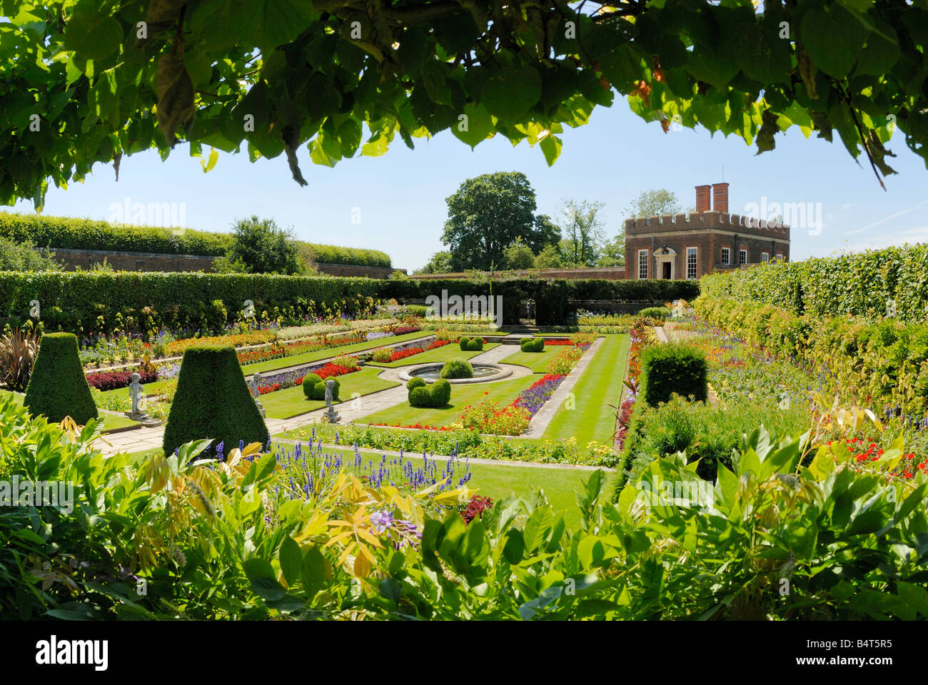 Pond Gardens and Banqueting House, Hampton Court Palace Stock Photo Alamy