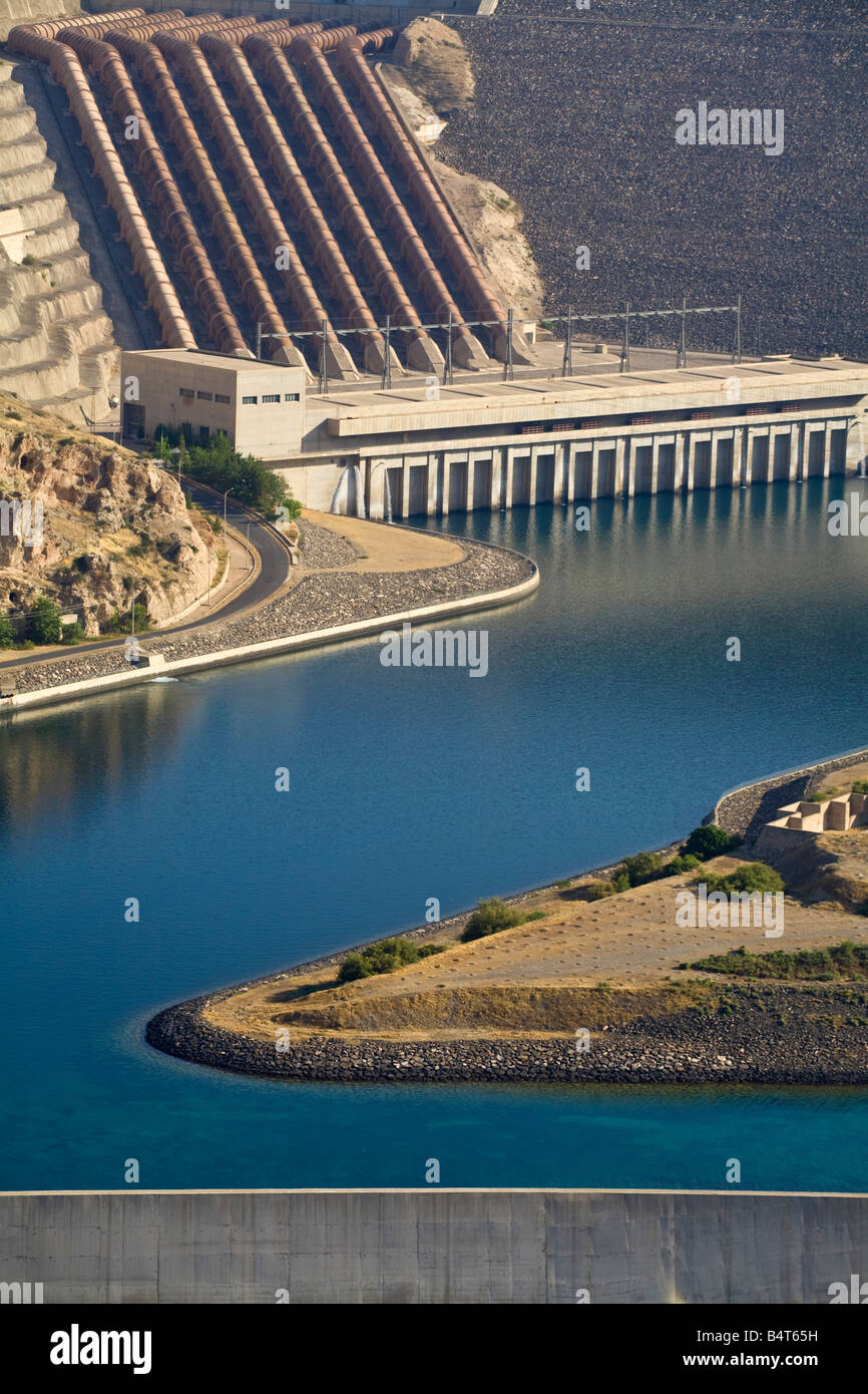 Turkey, Eastern Turkey, near Adiyaman, Ataturk Dam part of GAP