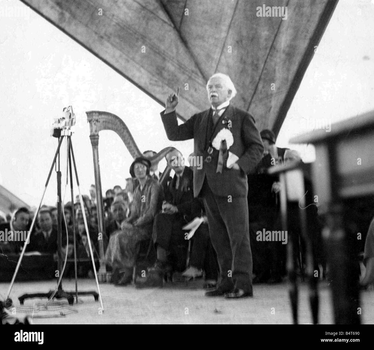 The Rt Hon David Lloyd George at the Urdd Gobaith Eisteddfod at Machynlleth  addressing the huge crowd gathered in the tent his speech was broadcast  August 1937 Stock Photo - Alamy
