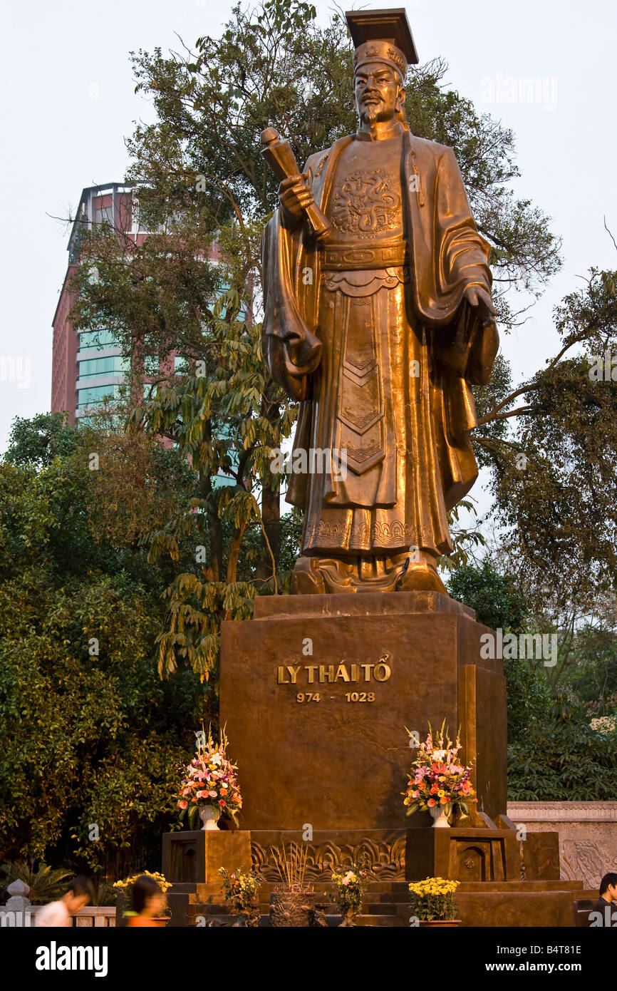 Ly Thai To statue, Hoam Kiem lake, Hanoi, Vietnam Stock Photo