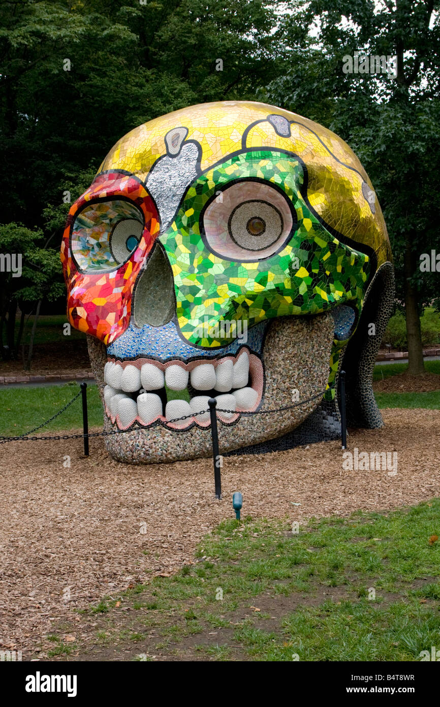 St. Louis, Missouri, USA.  La Cabeza (The Skull) by Niki de Saint Phalle, 1999. Missouri Botanical Garden. Stock Photo