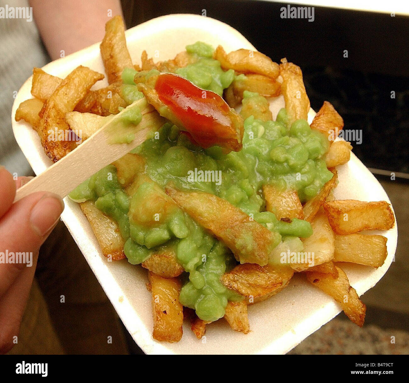 Chips mushy peas and ketchup Stock Photo Alamy