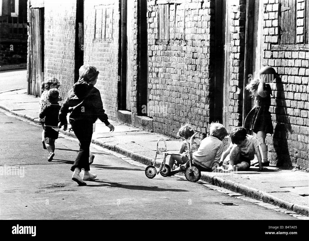 Children playing in the Scotswood area of Newcastle Stock Photo - Alamy