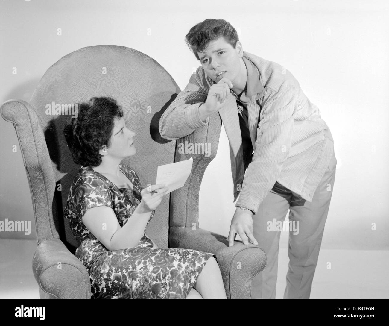 Singer Cliff Richard seen here with Pat Foyer one of Cliff s devoted fans Circa 1959 Stock Photo