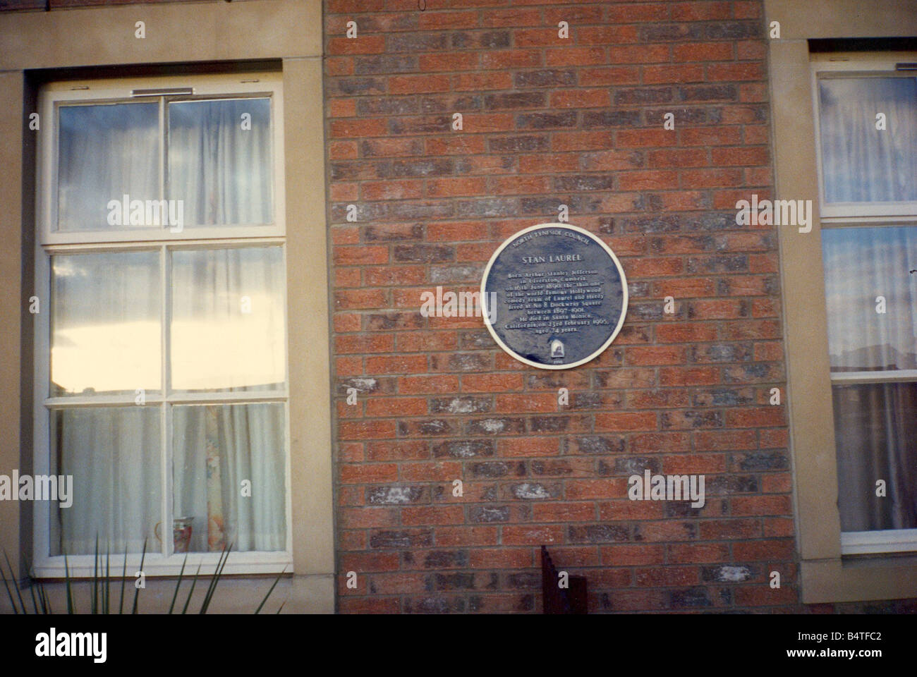 Laurel Hardy Comedy duo Stan Laurel and Oliver Hardy A previous home of Stan Laurel in North Shields Stock Photo