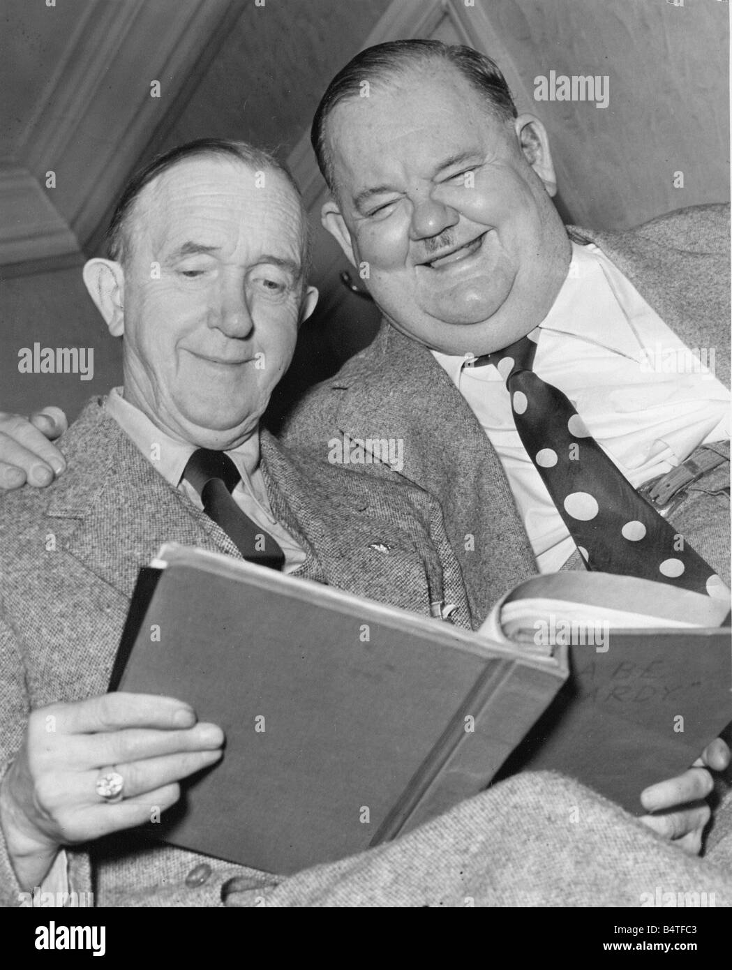 Laurel Hardy Comedy duo Stan Laurel and Oliver Hardy Typical expressions of Laurel and Hardy studying script at Newcastle Empire Stock Photo