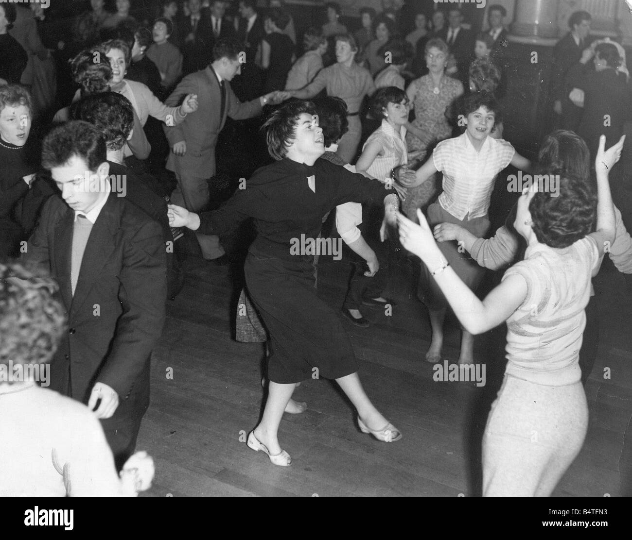 Young dancers crowding the floor at Wallsend Memorial Hall It was claimed to be the North East s first rock n roll dance Stock Photo