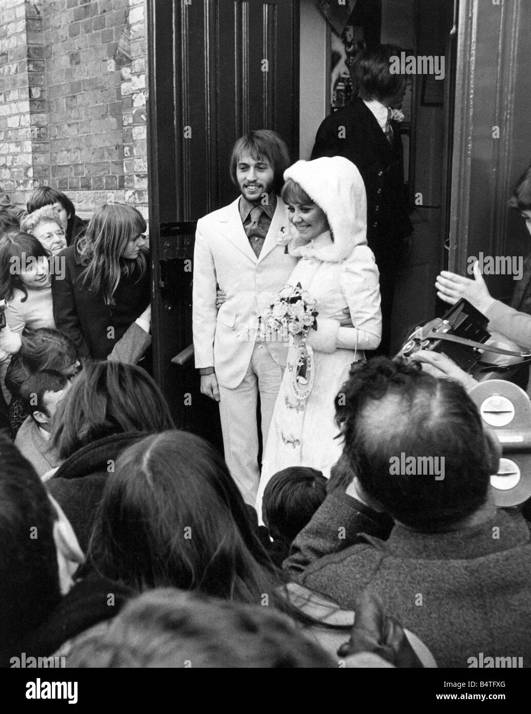 Pop singer Lulu waring a victorian style outfit was married to Maurice Gibb of the Bee Gees at St James s Parish Church of Gerrard s Cross Bucks Stock Photo