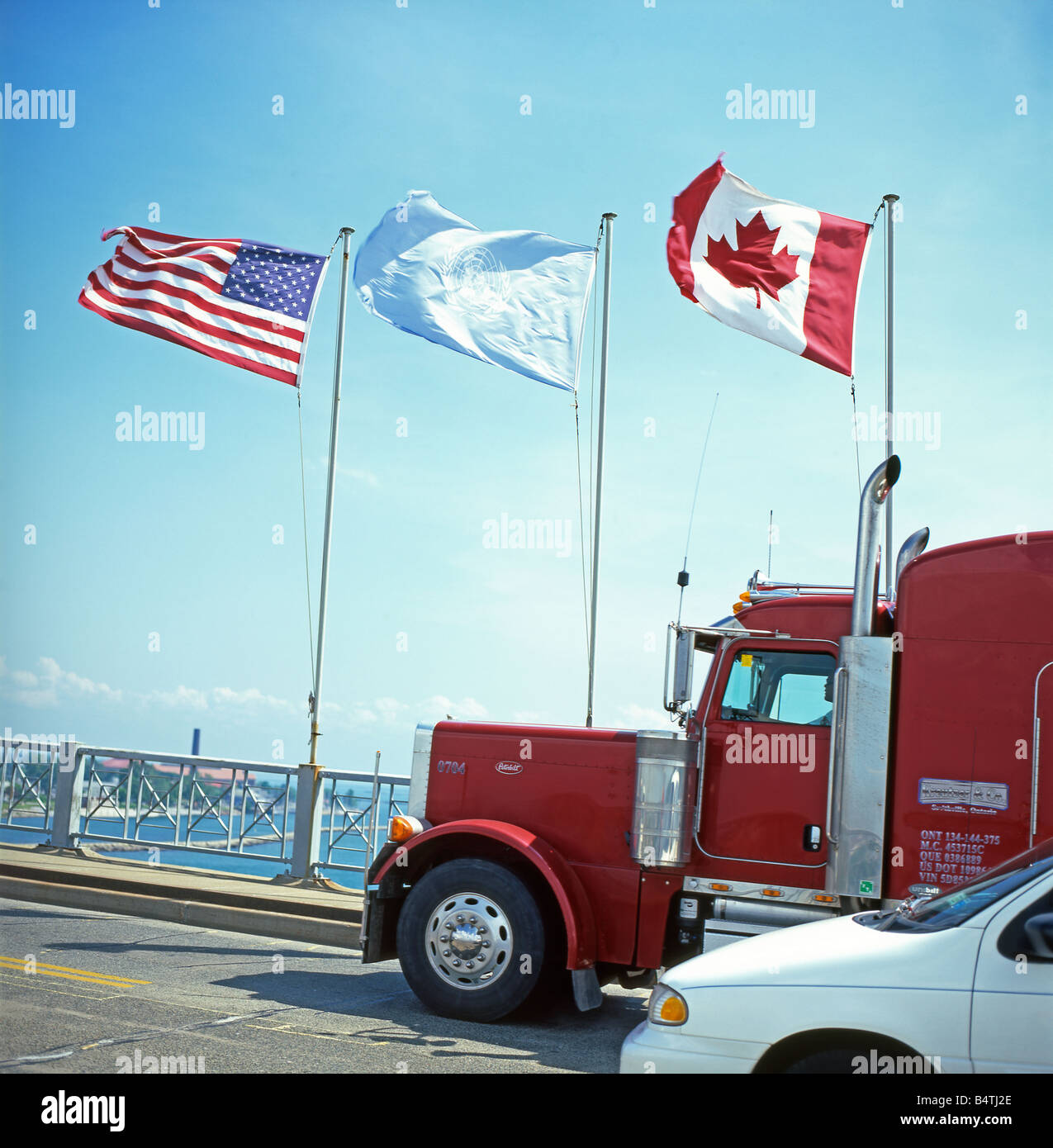 Traffic crossing Fort Erie, Ontario Canada to Buffalo New York, USA Stock  Photo - Alamy
