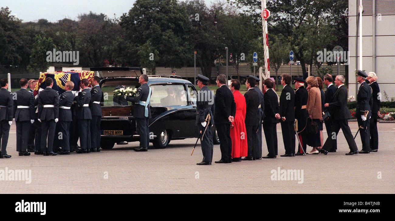 Princess Diana Death 31 August 1997 The Princess of Wales coffin is carried to a waiting hearse by Service Men from the Royal Air Force at RAF Northolt this evening Sunday The Princess and her friend Dodi Fayed were both killed along with their driver in a crash in Paris during the early hours of this morning Stock Photo