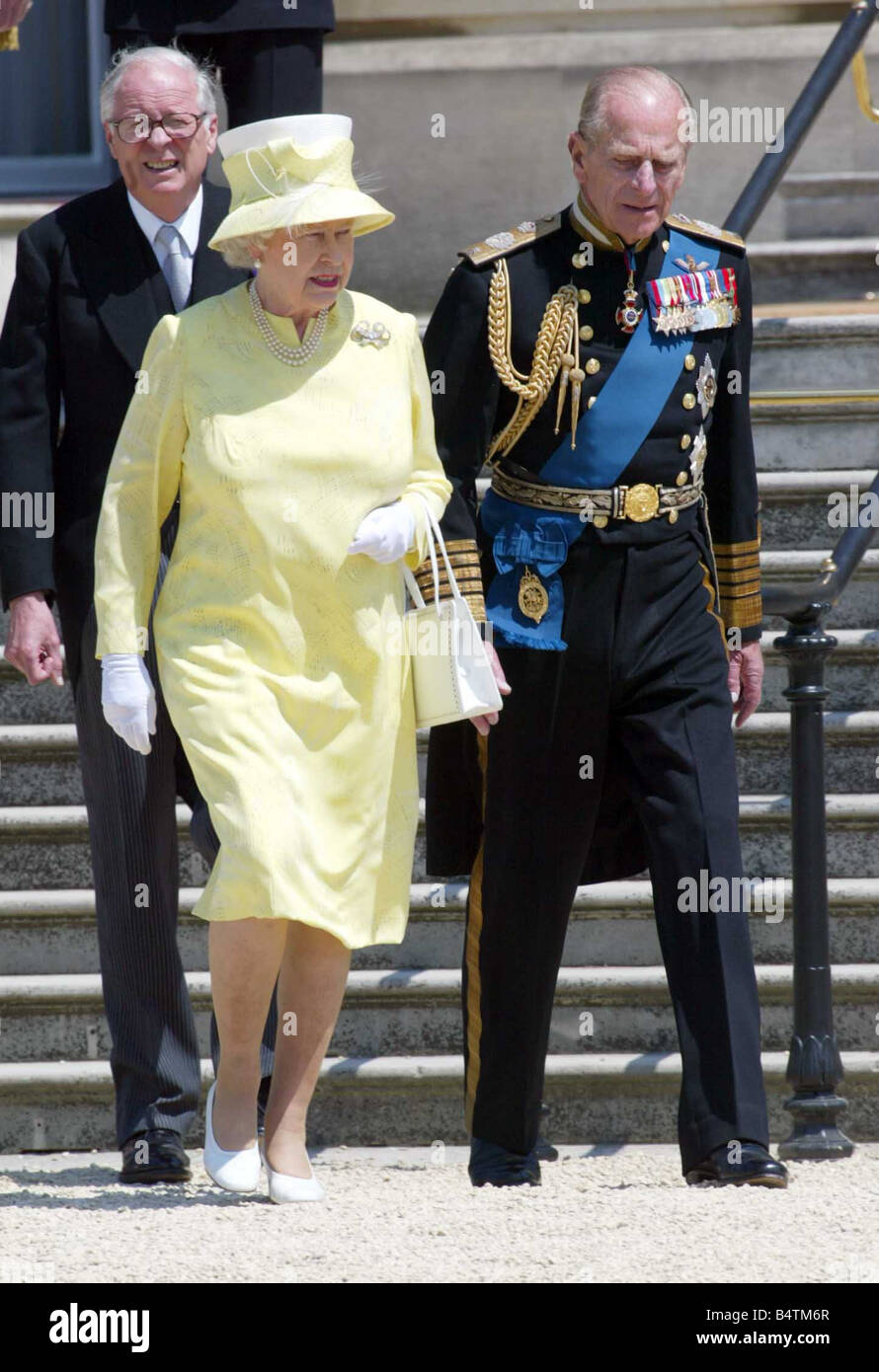 Queen Elizabeth II at the 60th anniversary of the end of WW2 Walking to luncheon with veterans at Buckingham Palace July 2005 mirrorpix Stock Photo