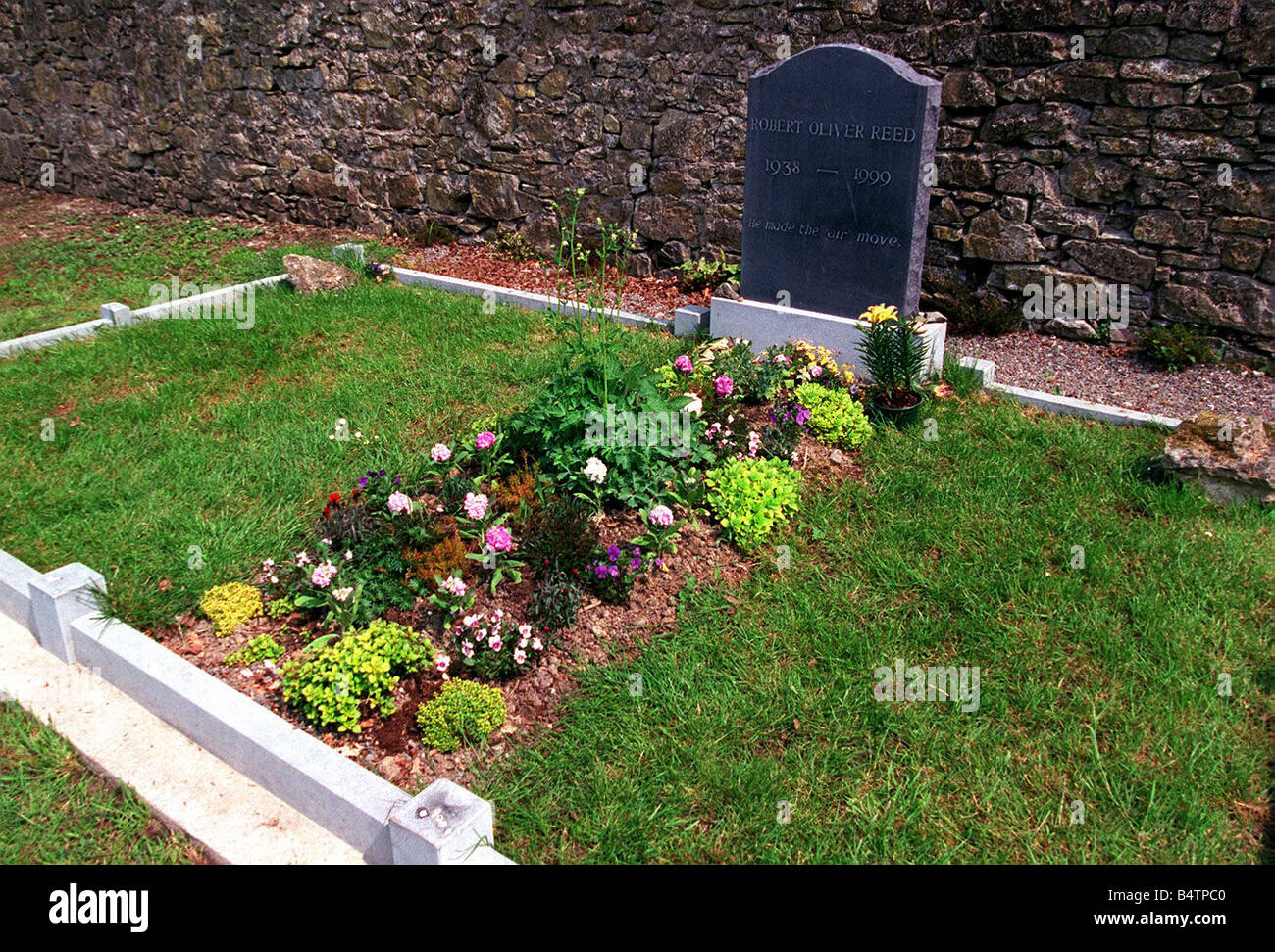 Oliver Reed May 2001 his grave in Churchtown Stock Photo Alamy