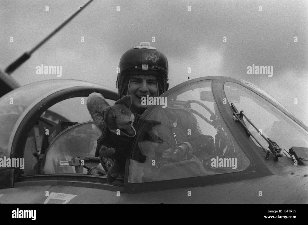 TV s Basil Bush visits RAF S HHonington 11 3 99 76 5875 Box 61 More Boom Boom than sonic boom TV s funniest fox Basil Brush takes a trip in a British fighter whilst on a visit to RAF Honington Y2K Funny DTGU2 Stock Photo