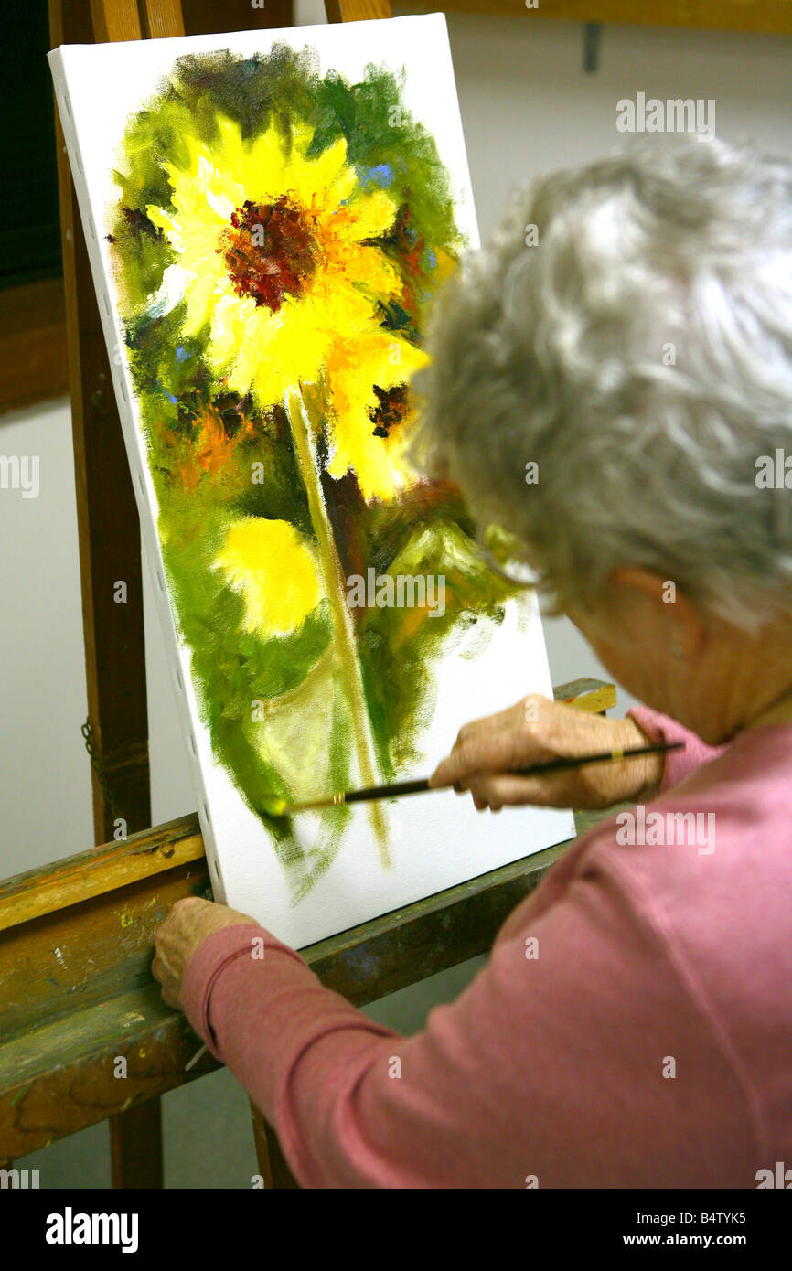 Elderly people art gallery hi-res stock photography and images - Alamy