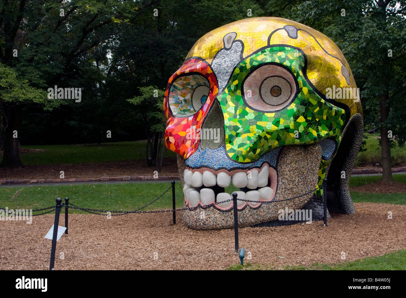 St. Louis, Missouri, USA.  La Cabeza (The Skull) by Niki de Saint Phalle, 1999. Missouri Botanical Garden. Stock Photo