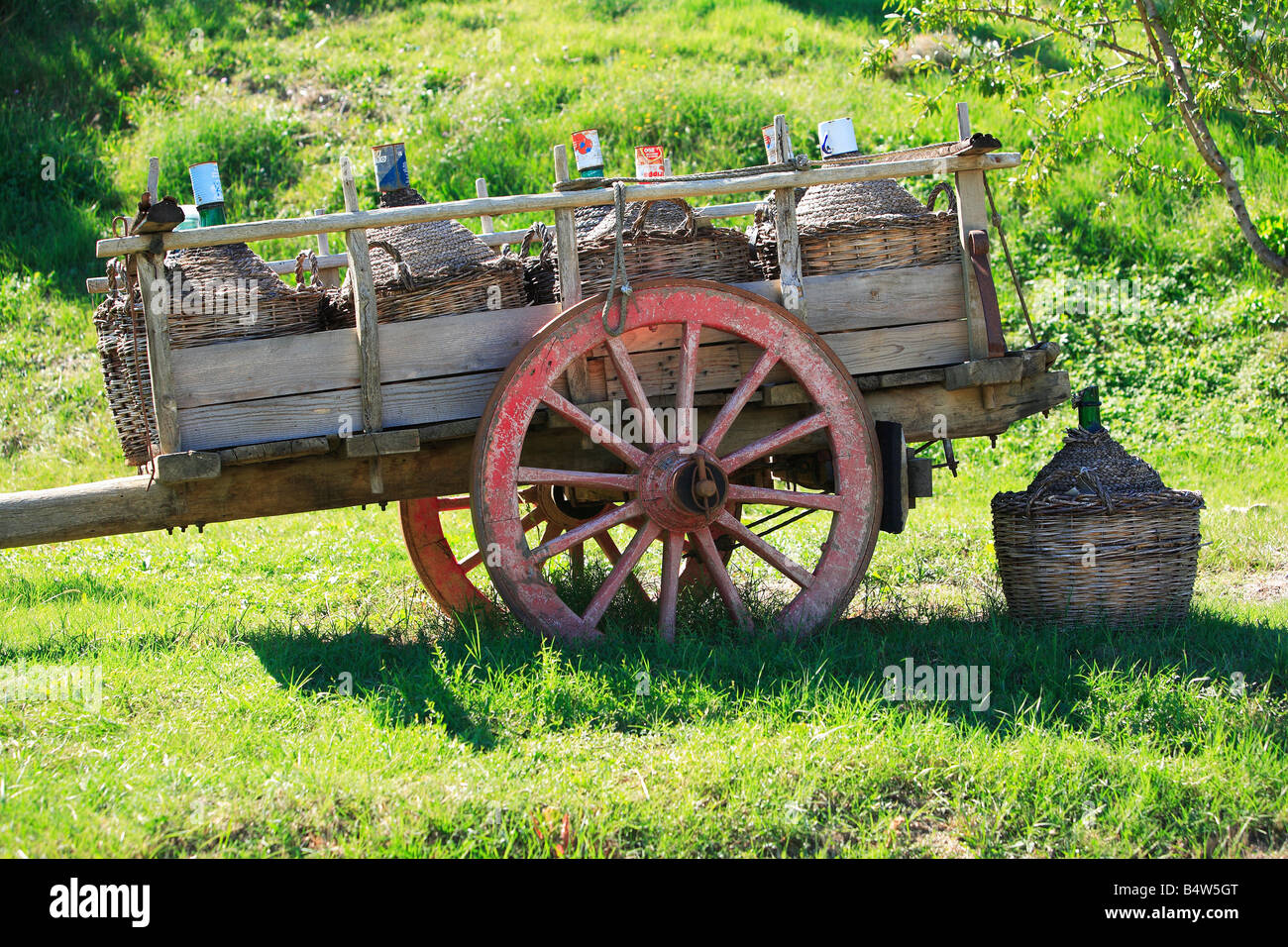 Damigiana vuota immagini e fotografie stock ad alta risoluzione - Alamy