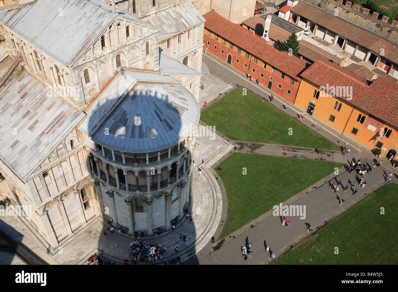 Cathedrale Of Santa Maria Assunta And Shadow Of The Leaning Tower Stock Photo Alamy