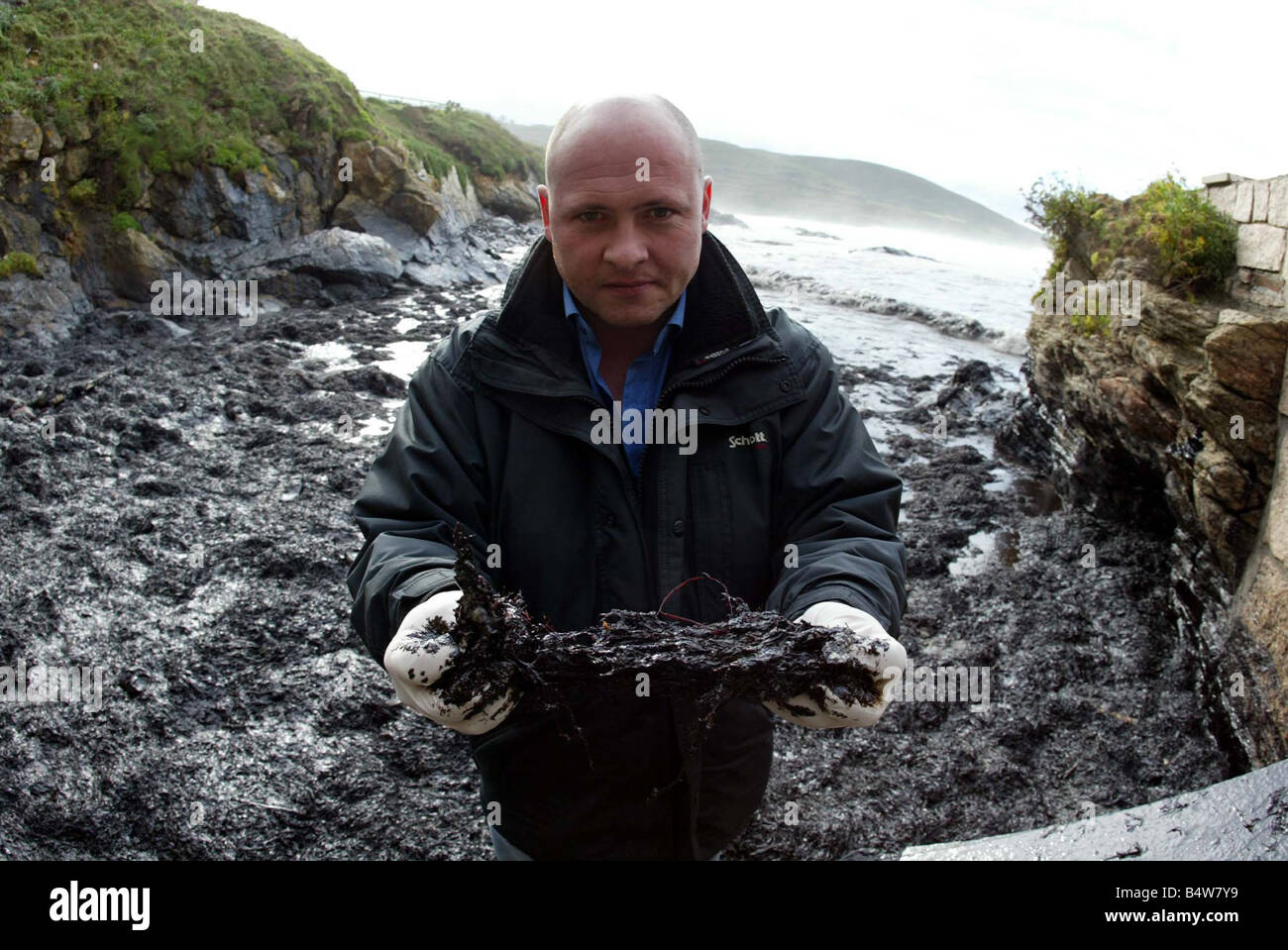 Ships Accidents Disasters Pollution Oil Spillage November 2002 Oil Tanker Prestige Northern Spain Spanish Fisherman Guillermo Vazquze with sea weed from the beach the beach has been affected by the sinking Mirrorpix Stock Photo